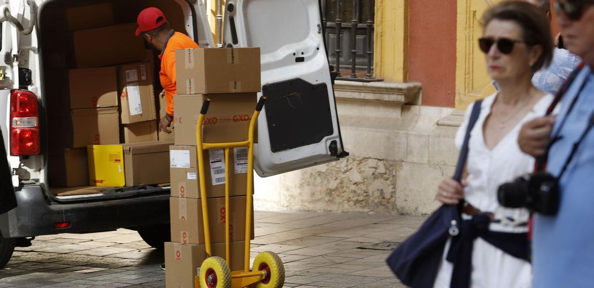 Un repartidor descargando en el Centro de Málaga. | ÁLEX ZEA