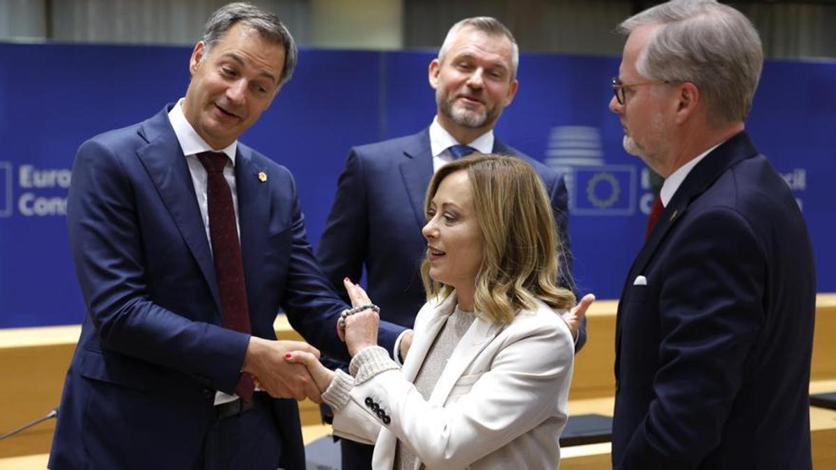La primera ministra de Italia, Giorgia Meloni, del partido Hermanos de Italia, junto a sus homólogos de Bélgica, Alexander De Croo; Eslovaquia, Peter Pellegrini y República Checa, Petr Fiala.