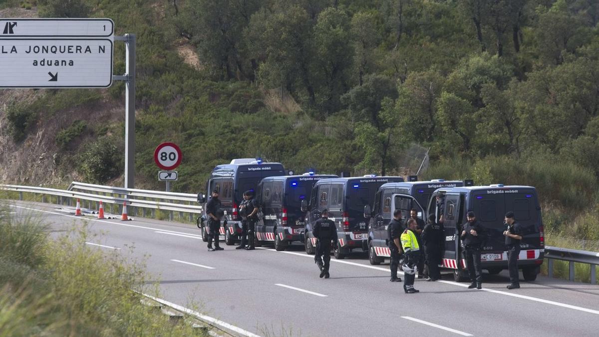 Furgones policiales en la AP-7, cerca de la Jonquera.