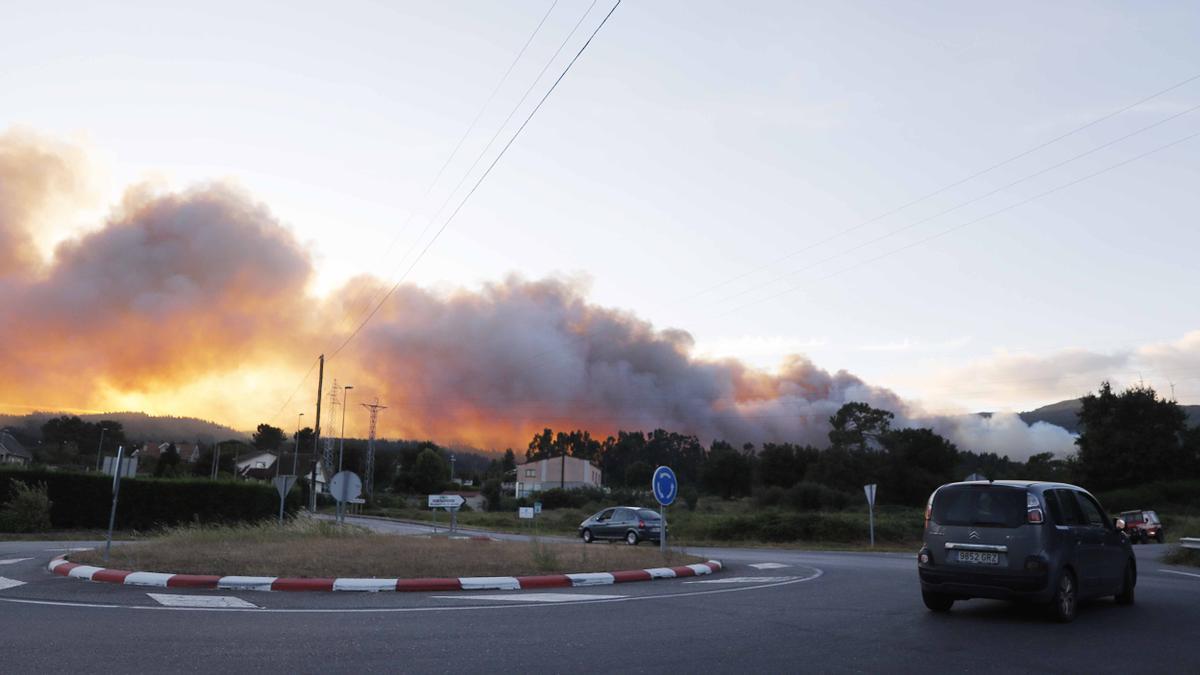 El incendio en el monte Xiabre amenaza casas en Caldas