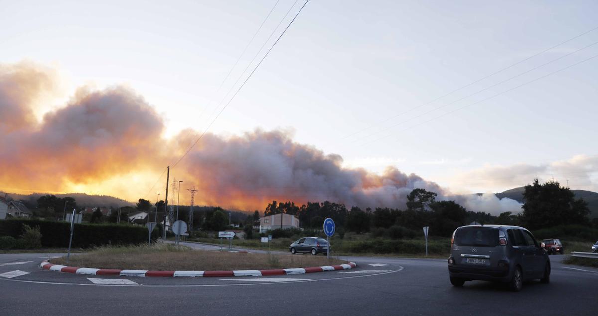 El incendio en el monte Xiabre amenaza casas en Caldas
