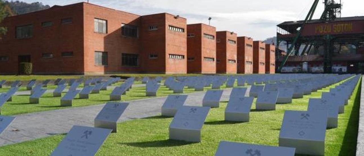 Memorial por los mineros fallecidos en Hunosa, en el entorno del Sotón.