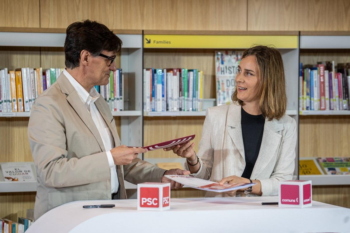 El president de la Generalitat, Salvador Illa, con la presidenta de los Comuns, Jéssica Albiach, en la firma del pacto de investidura