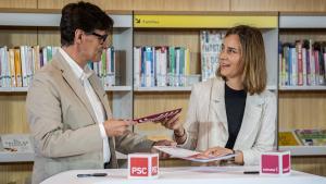 El president de la Generalitat, Salvador Illa, con la presidenta de los Comuns, Jéssica Albiach, en la firma del pacto de investidura