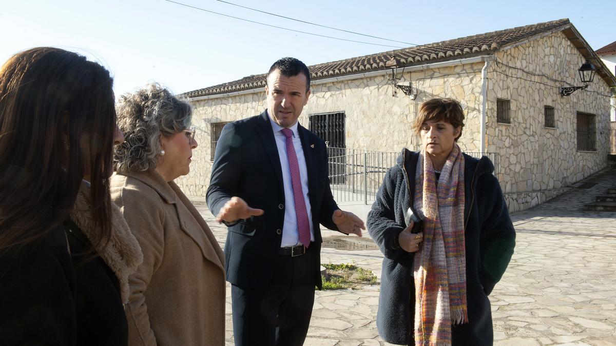 El presidente de la Diputació, Vicent Mompó, y la alcaldesa, Yovana Herrero, en la visita a Benigànim.