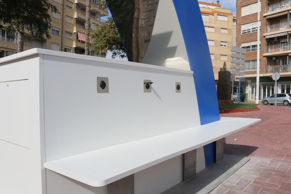 La Agencia Valenciana de Turismo ha instalado un banco con 6 puertos USB para recarga de móviles en el intercambiador de bus de las Eras de la Sal de Torrevieja