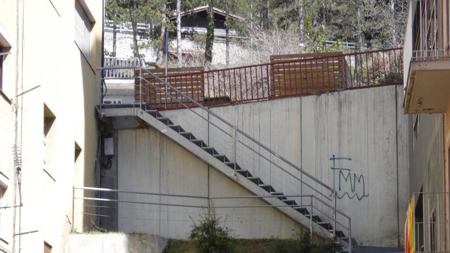 Accés de la carretera d&#039;Olot al carrer Pla de Ginebret i Indústria.