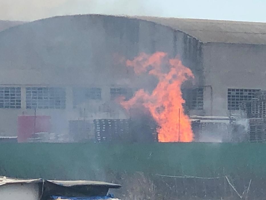 Un incendio en Aldaia es visible a varios kilómetros