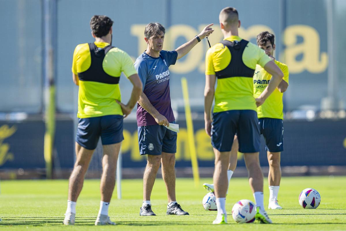José Rojo Pacheta da instrucciones durante un entrenamiento del Villarreal ante la atentamirada de Juan Foyth, Alfonso Pedraza y Manu Trigueros.