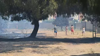 Arde un camión de bomberos y desalojan a varias familias durante el incendio entre La Banasta y Las Vaguadas