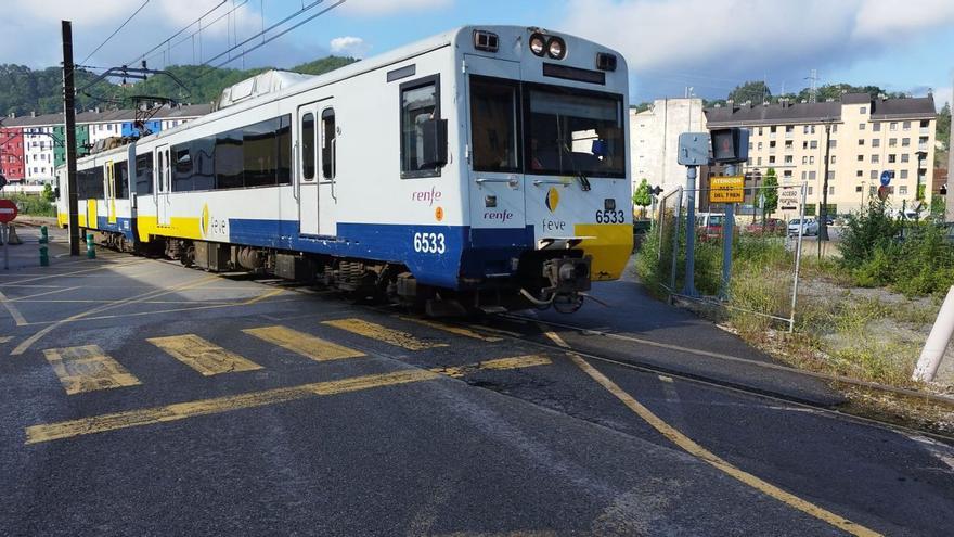 Las vías nuevas no cambian el día a día de Feve en el Nalón: retrasos, vándalos y botellones