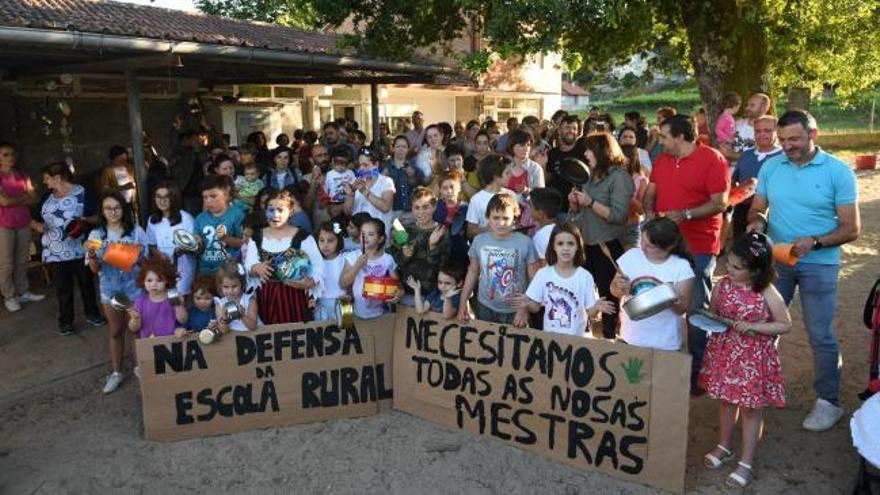 Cacerolada en el colegio de Verducido ante la supresión de una plaza docente