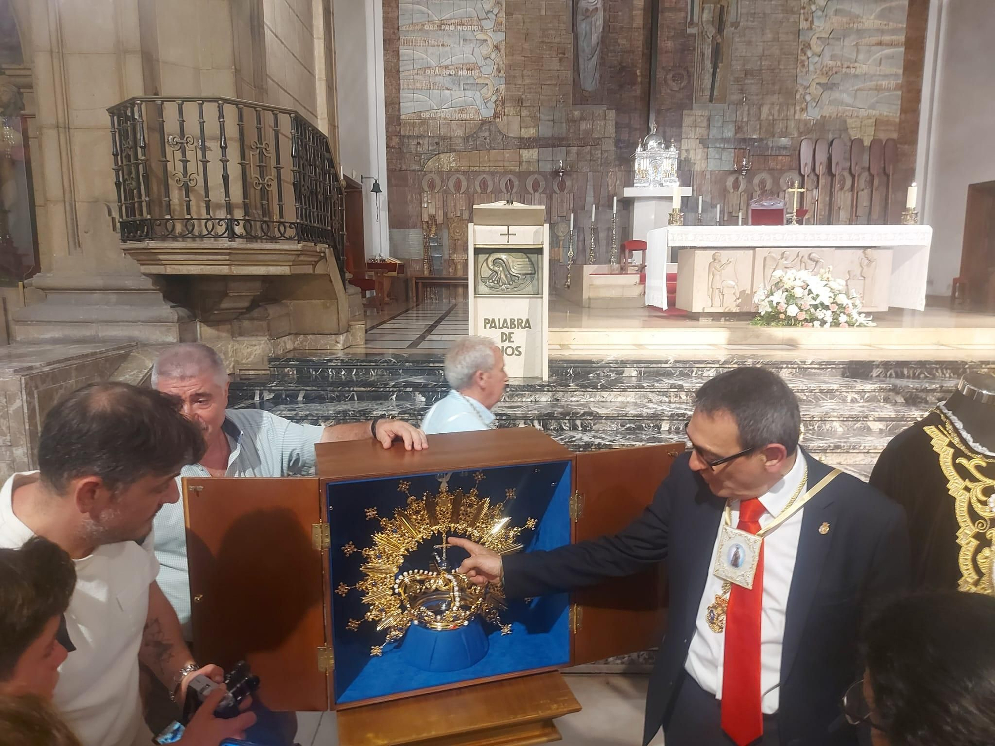 La Cofradía del Carmen de Gijón exhibe fuerza (en imágenes)