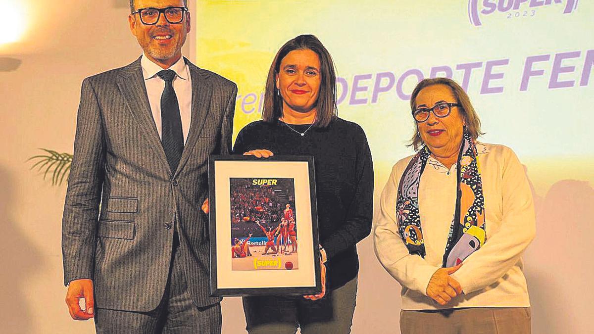 Concepción Rico posa con el padre de Mireia Martínez y la madre de Patricia Pérez Fos, que recogieron el premio en nombre de todo el equipo español de gimnasia rítmica