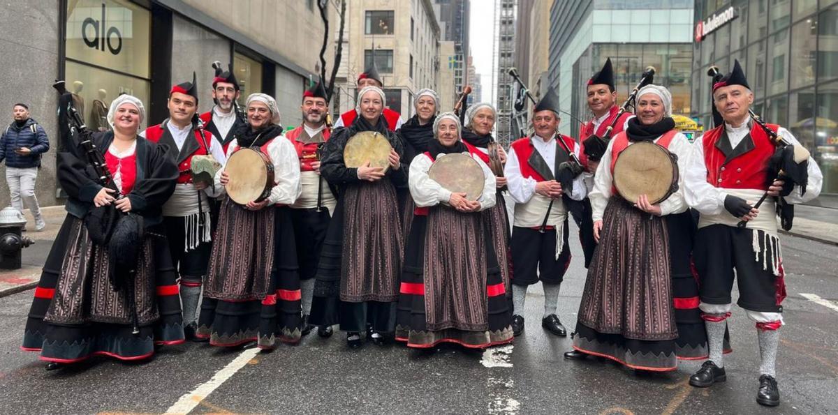 Integrantes de la Banda de Gaites «Villa de Xixón», en Nueva York. | BANDA DE GAITES «VILLA DE XIXÓN»