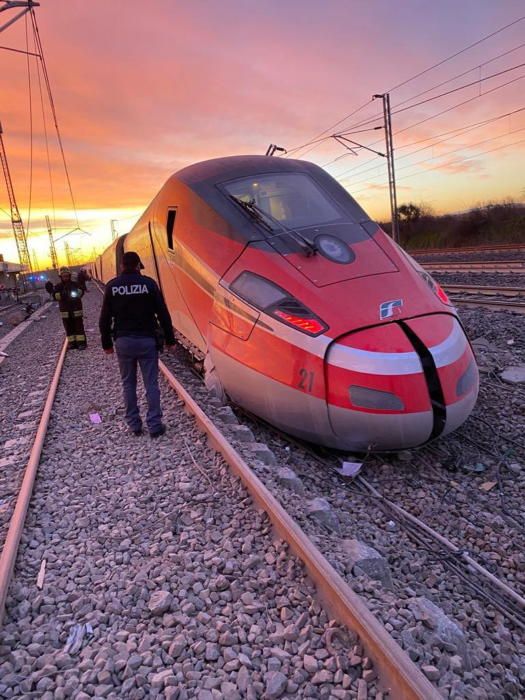 Dos muertos tras descarrilar un tren en Italia.