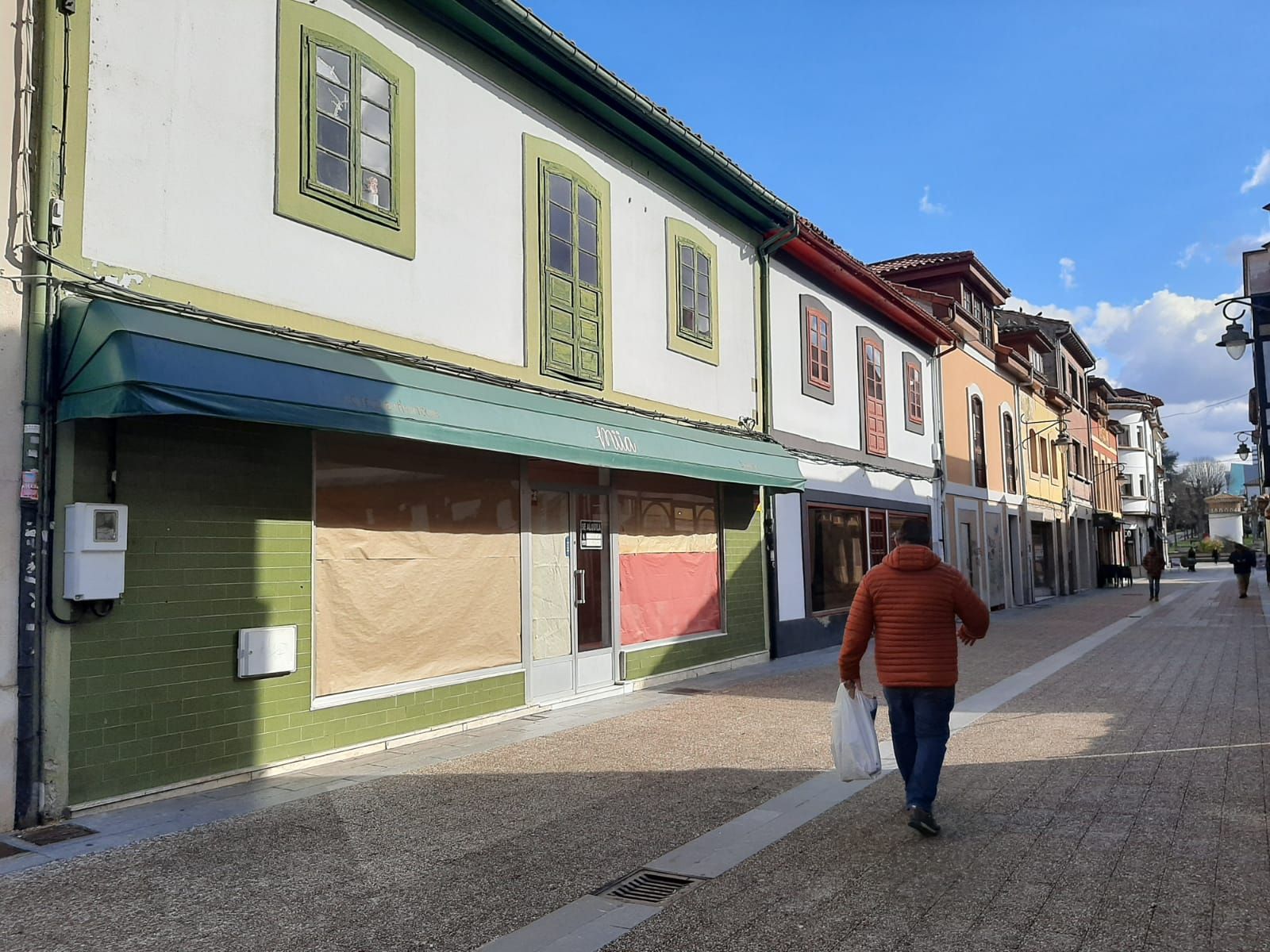 El comercio huye de las calles peatonales de la Pola: así está quedando el que fuera corazón de la actividad en la villa