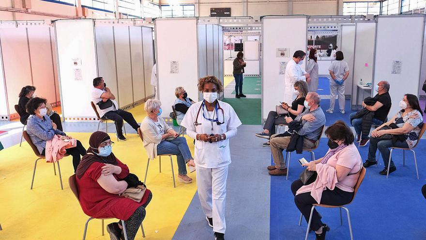 Aumentan los contagios entre personas vacunadas aunque la mayoría presenta síntomas leves