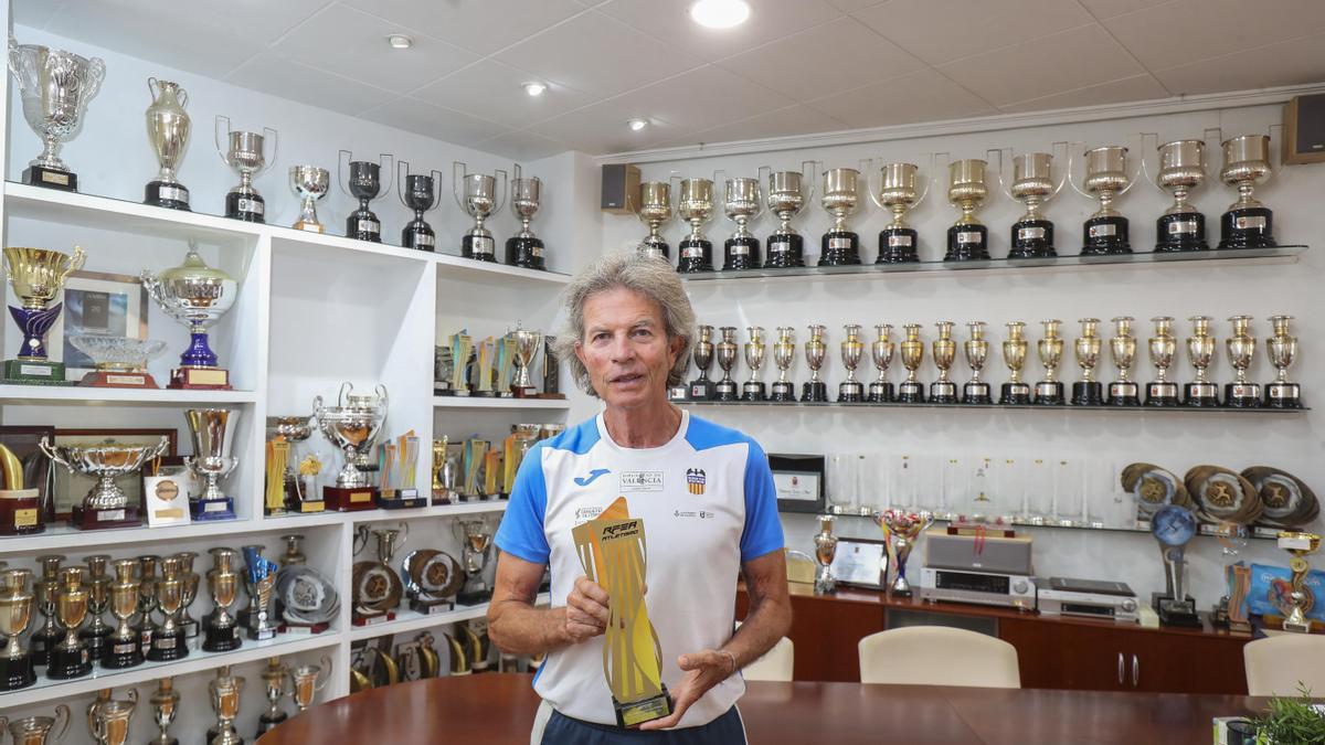 Rafa Blanquer posa con el trofeo de la Liga 2022 en la sede del club
