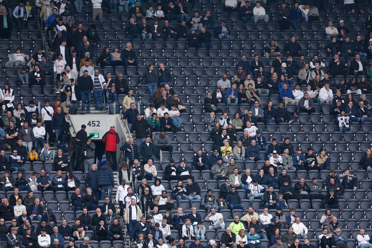 Grandes zonas de asientos vacíos tras la salida anticipada de los aficionados con el marcador 0-3 durante el partido de la Premier League inglesa entre el Tottenham Hotspur y el Nottingham Forest