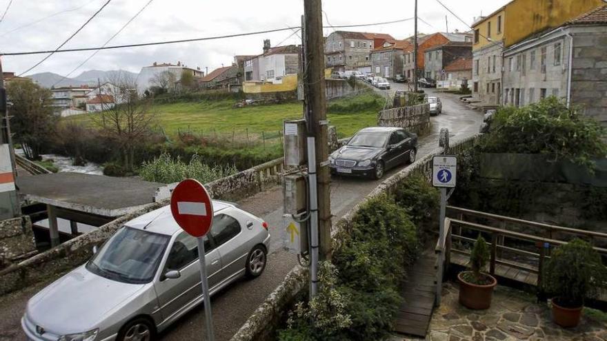 Vista de la rúa do Burgo, en Baiona, que el Concello remodelará en las próximas semanas. // Adrián Irago