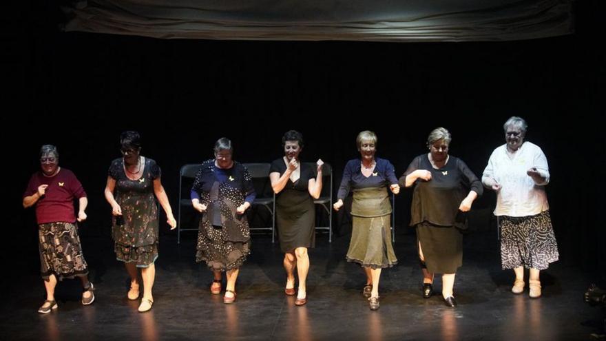 Les dones grans de Lladó captiven i posen dempeus al públic del Teatre Sindicat