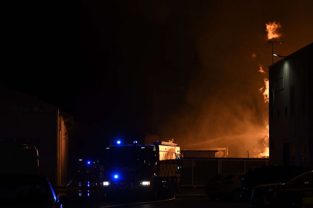 Estas son las imágenes que el aparatoso incendio de Puente Tocinos ha dejado este sábado