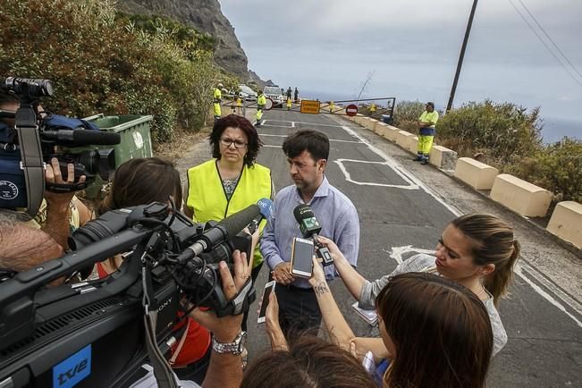 13/07/2016 Visita del presidente del Cabildo de Tenerife Carlos Alonso  junto a Técnicos para ver in situ el estado del derrumbe del talúd de la carretera que lleva a la Punta de Teno.José Luis González