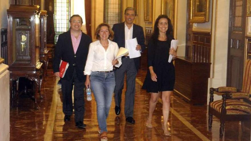 Cuatro de los seis ediles del PSOE (Dapena, Barcón, García y Neira), entrando al pleno de julio.