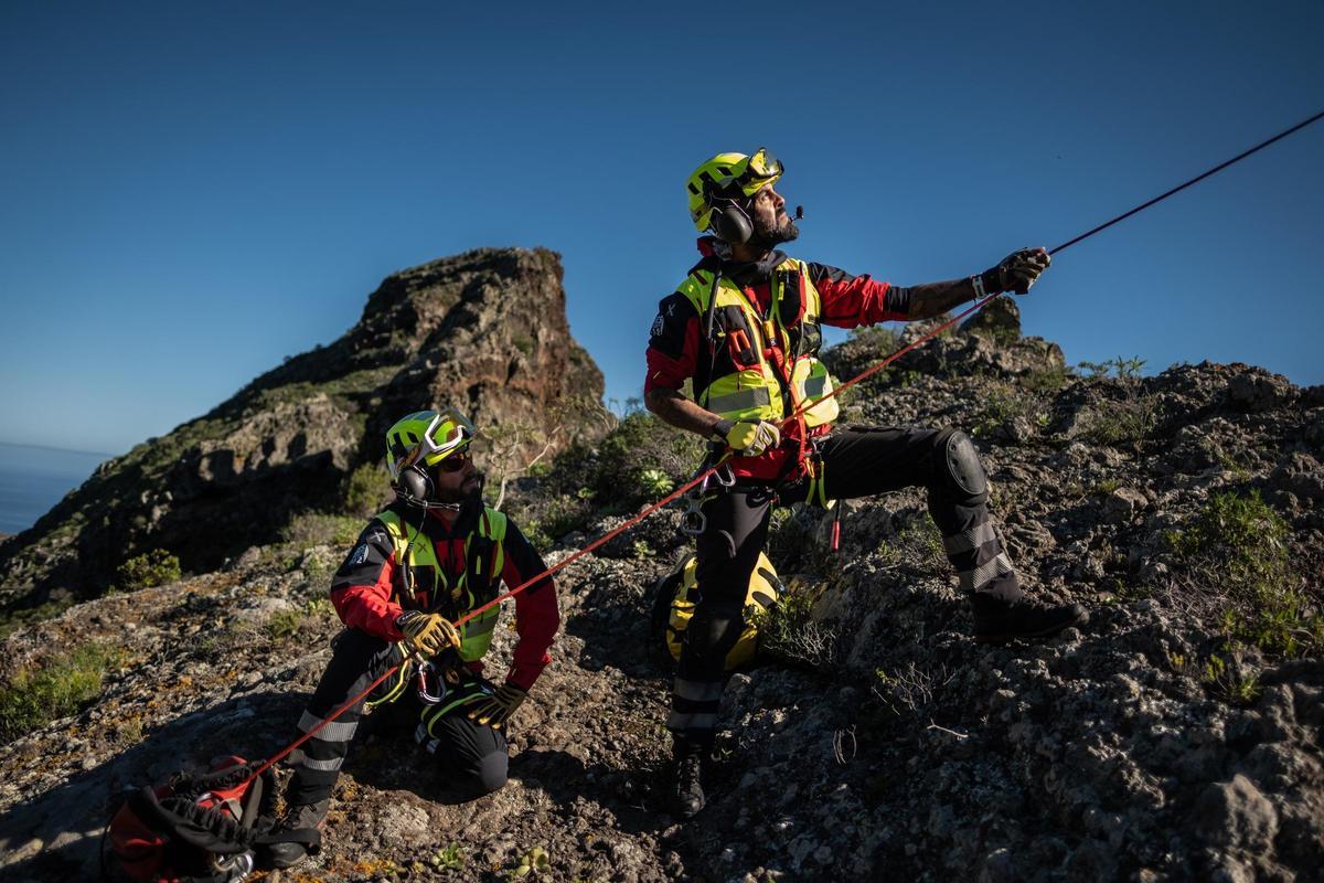 Dos rescatadores del GES, en pleno de entrenamiento de rescate con camilla en los altos de Los Silos, en Tenerife.