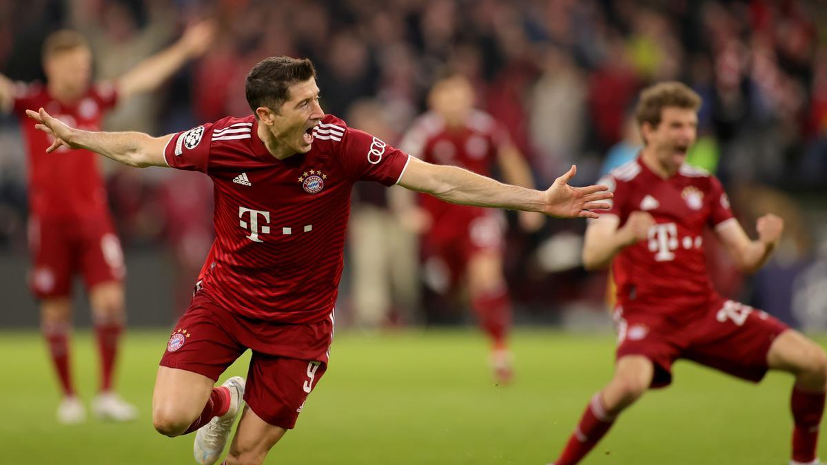 Lewandowski corre a festejar su gol, el 1-0, con Thomas Müller entusiasmado al fondo.