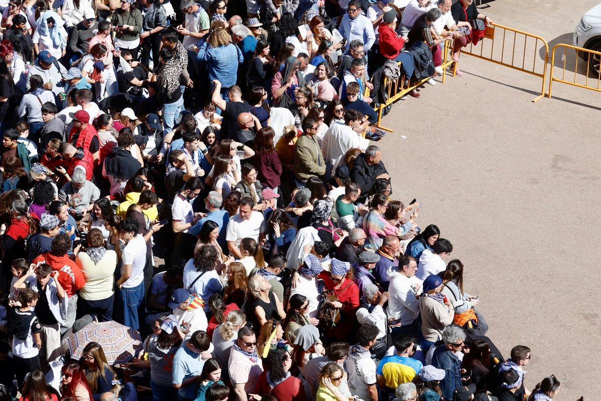 Fallas 2026: Se amplía el perímetro de seguridad al agrietarse un ninot de la falla municipal como consecuencia del viento