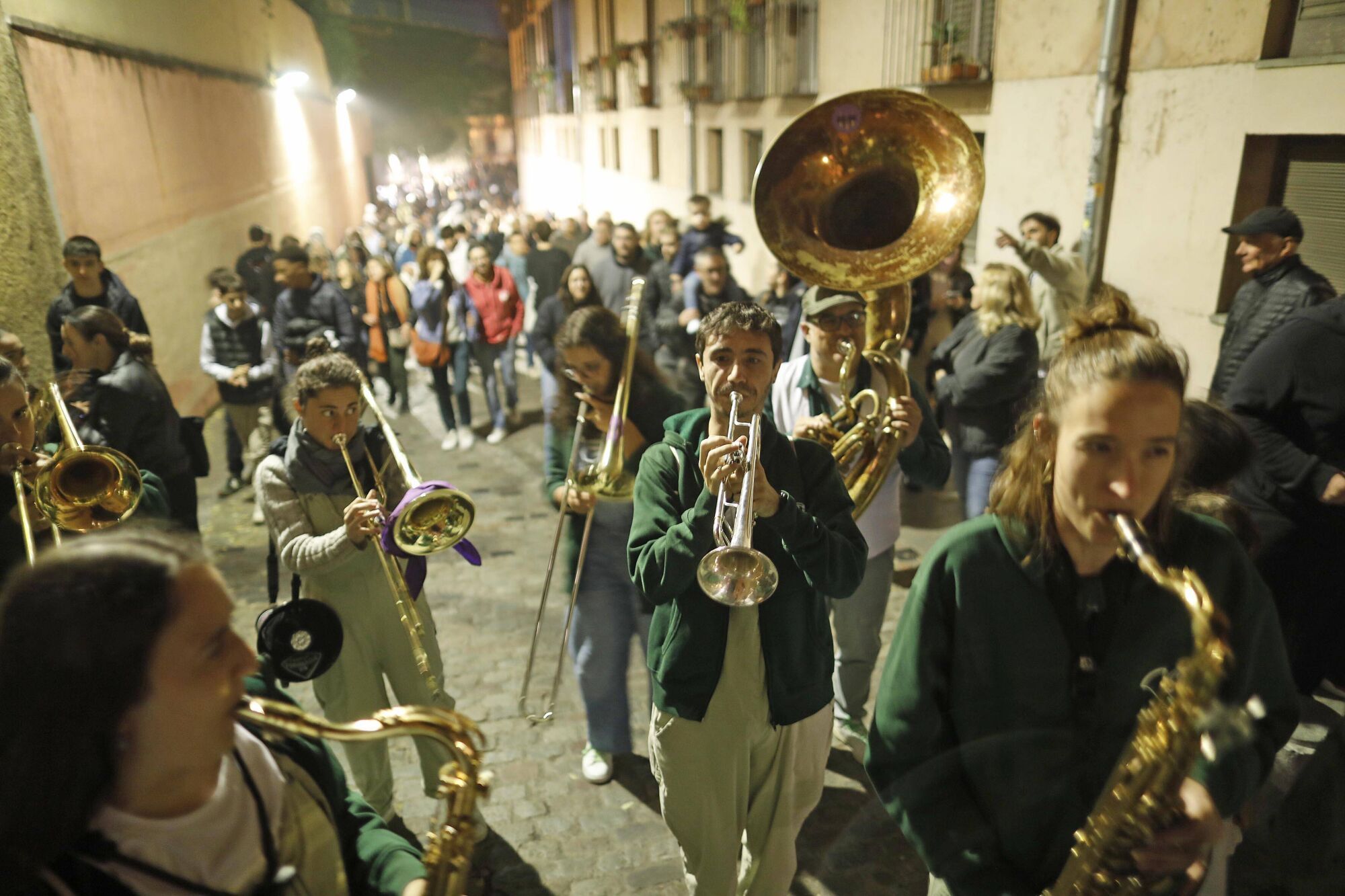 Girona. Plaça de Jacint Verdaguer. Cercavila La negra nit 2025.