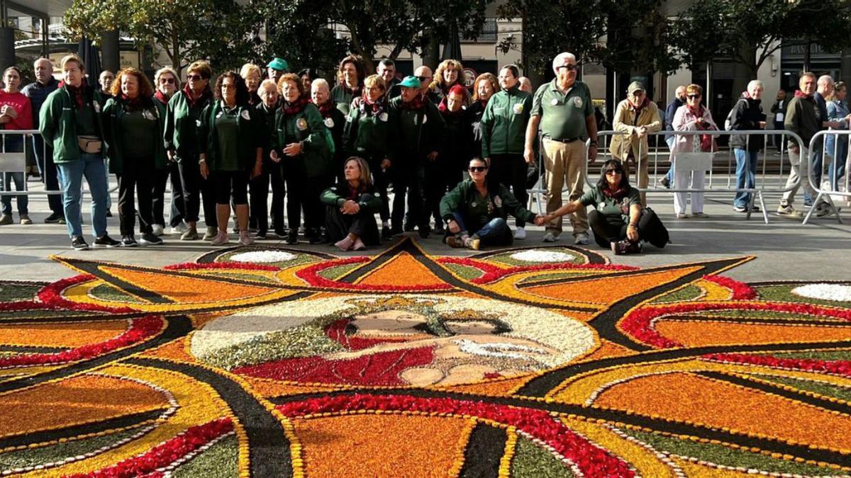 Alfombristas ponteareanos en la plaza del Pilar de Zaragoza.