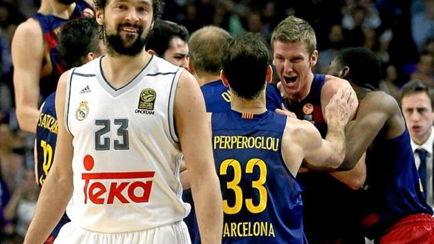 Els jugadors del Barça feliciten Doellman, i Llull mostra el seu desencís