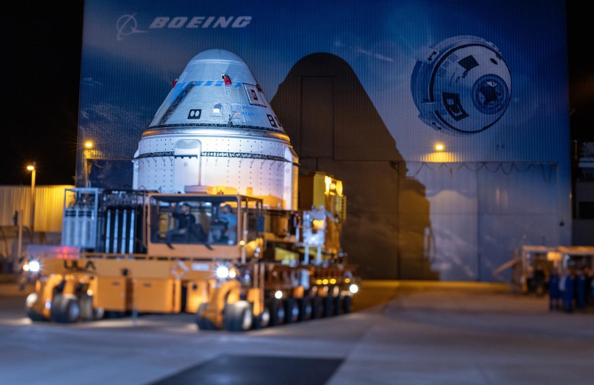 Titusville (United States), 16/04/2024.- The Boeing CST-100 Starliner spacecraft is being moving from the Kennedy Space Center'Äôs Boeing production facility to the Space Launch Complex-41 at Cape Canaveral Space Force Station in Florida, USA, 16 April 2024. The spacecraft is set to carry two NASA astronauts on the Boeing Crew Flight Test to the International Space Station no early than Monday, 06 May 2024. NASA astronauts Butch Wilmore and Suni Williams will launch aboard Boeing's Starliner spacecraft on a United Launch Alliance Atlas V rocket. EFE/EPA/CRISTOBAL HERRERA-ULASHKEVICH