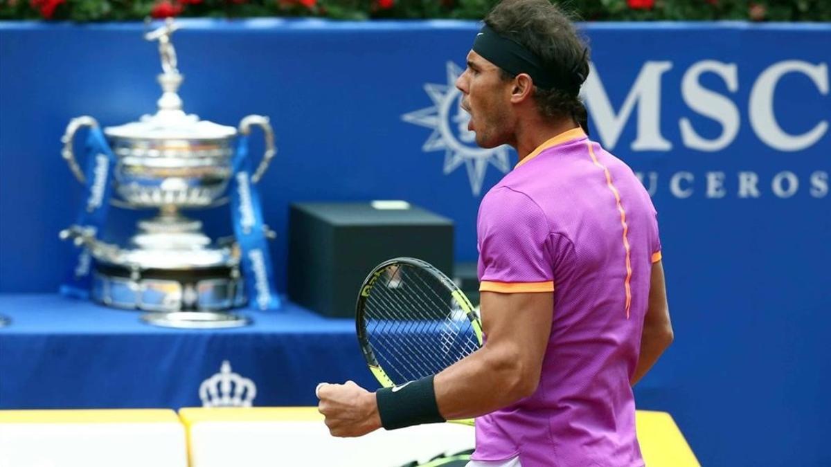 Nadal celebra el éxito ante un trofeo que ha ganado 10 veces.