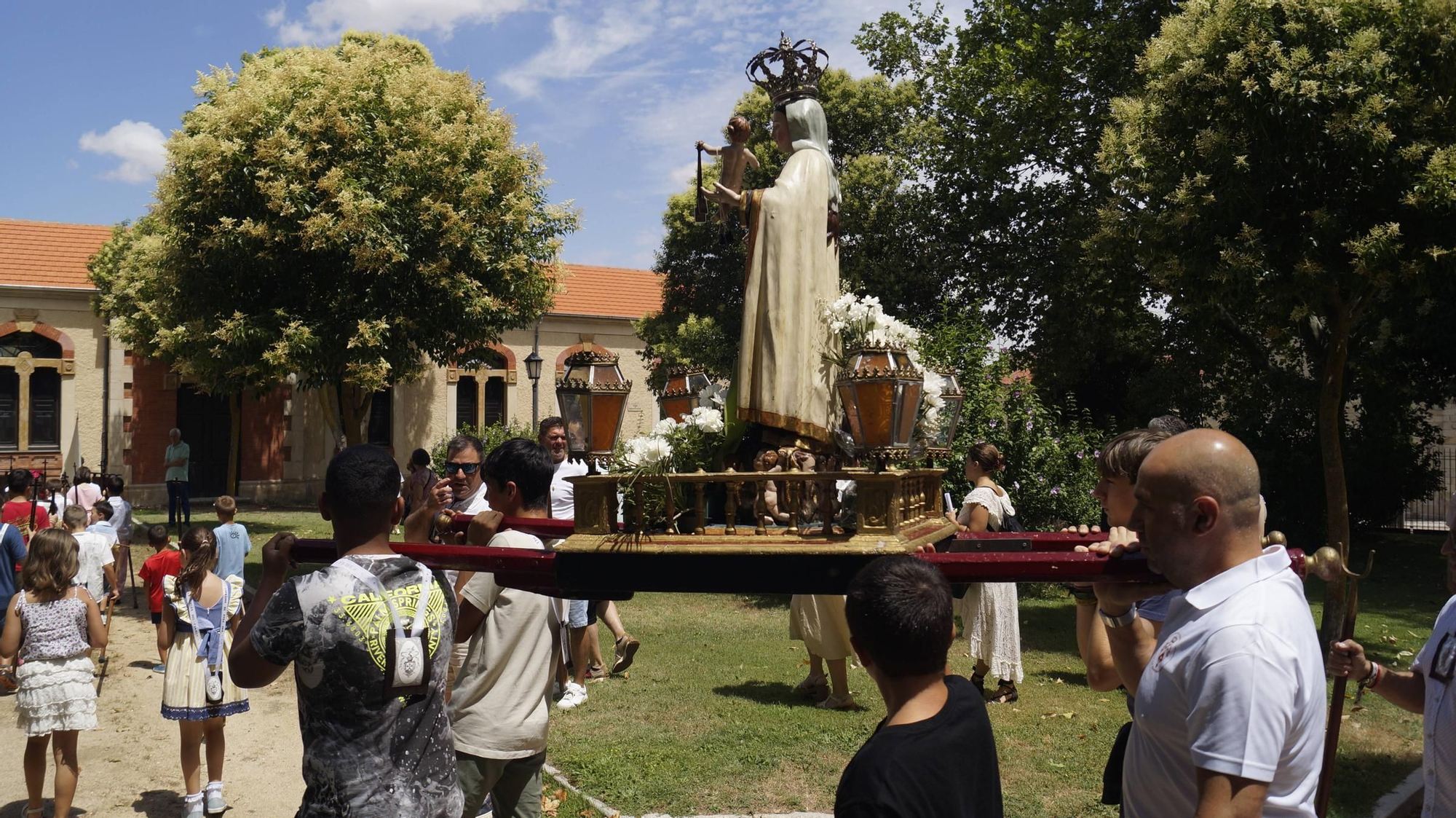 Procesión de los niños organizada por la Cofradía del Carmen de San Isidoro