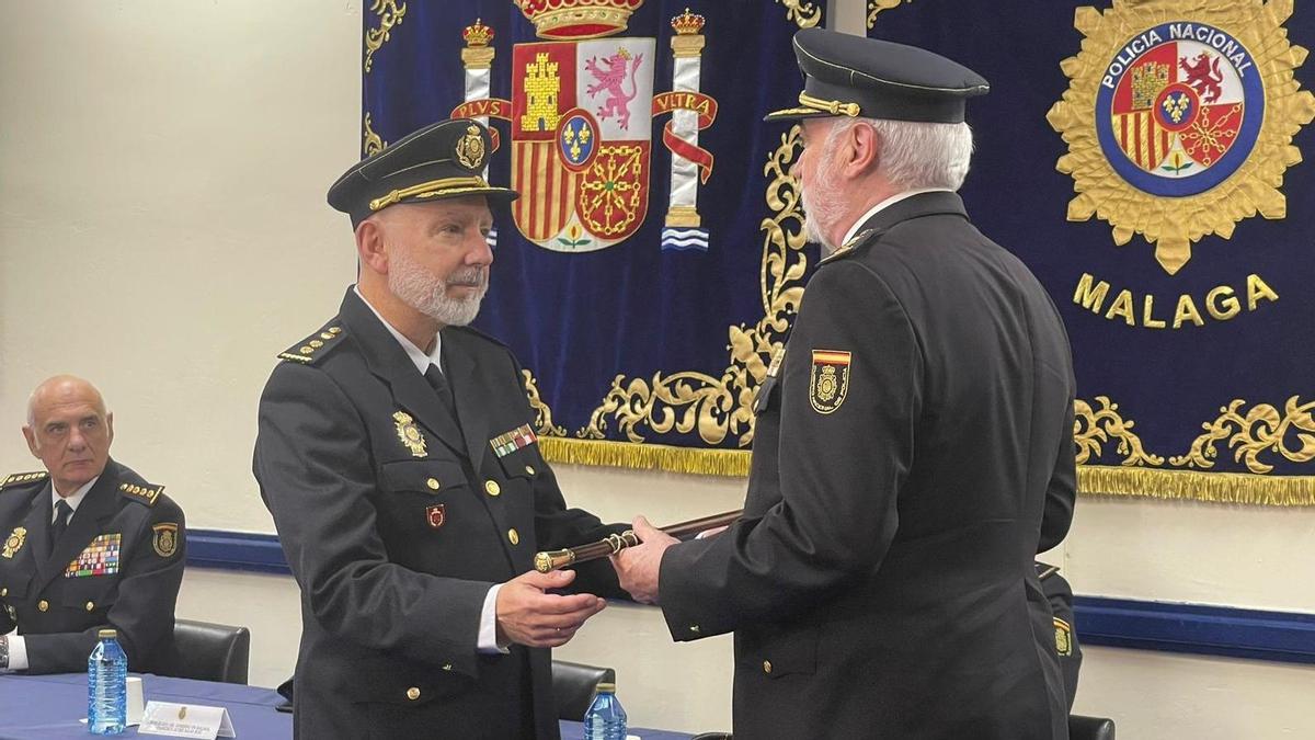 José Manuel Rando, a la izquierda, recibe el bastón de mando.