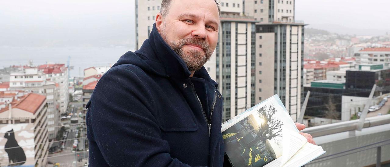 El arquitecto Pedro Torrijos, ayer con su libro en la terraza del centro Vialia