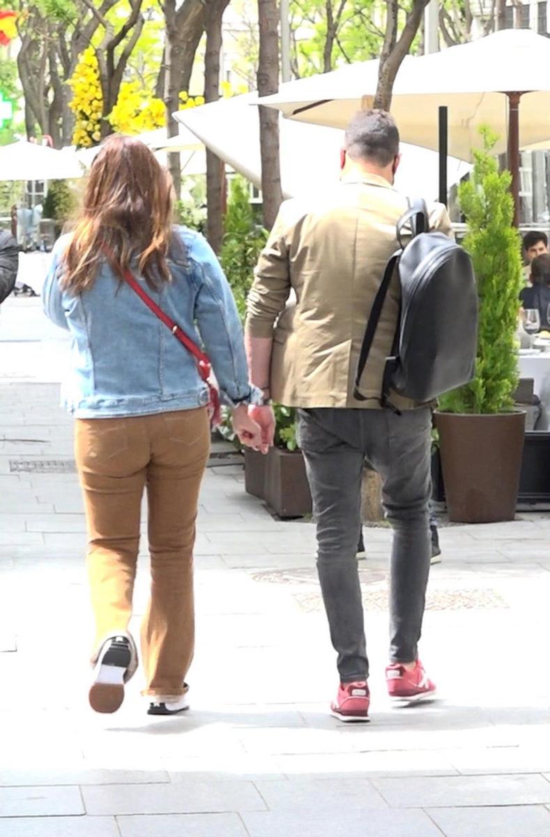 Marisa Jara junto a su pareja caminando de la mano