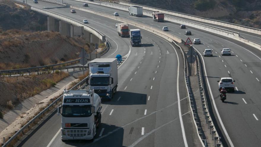 Un accidente múltiple entre un camión y dos coches deja tres heridos en la A-7