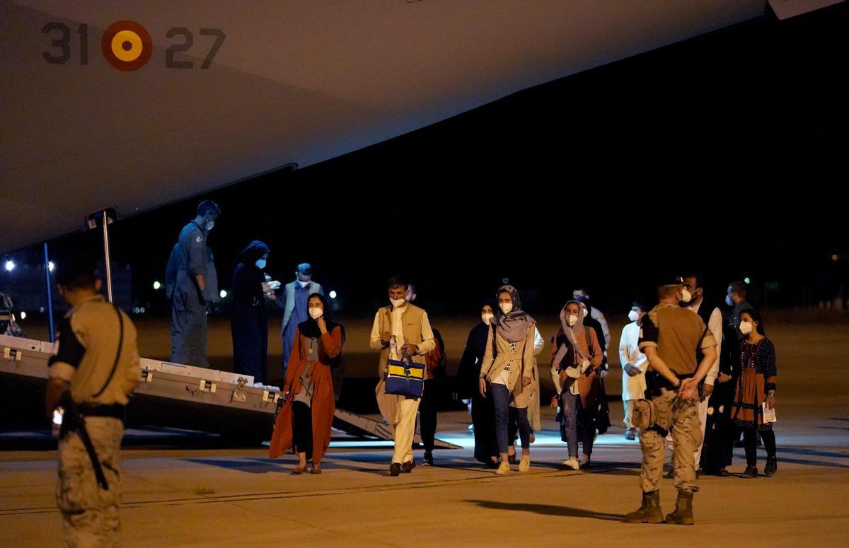 Los mismos uniformes áridos que los despidieron en Kabul los reciben en Madrid.