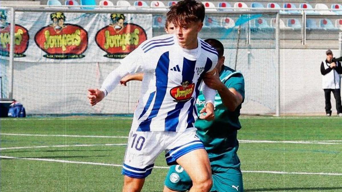 David Iglesias, perseguido por un rival durante un partido esta temporada.