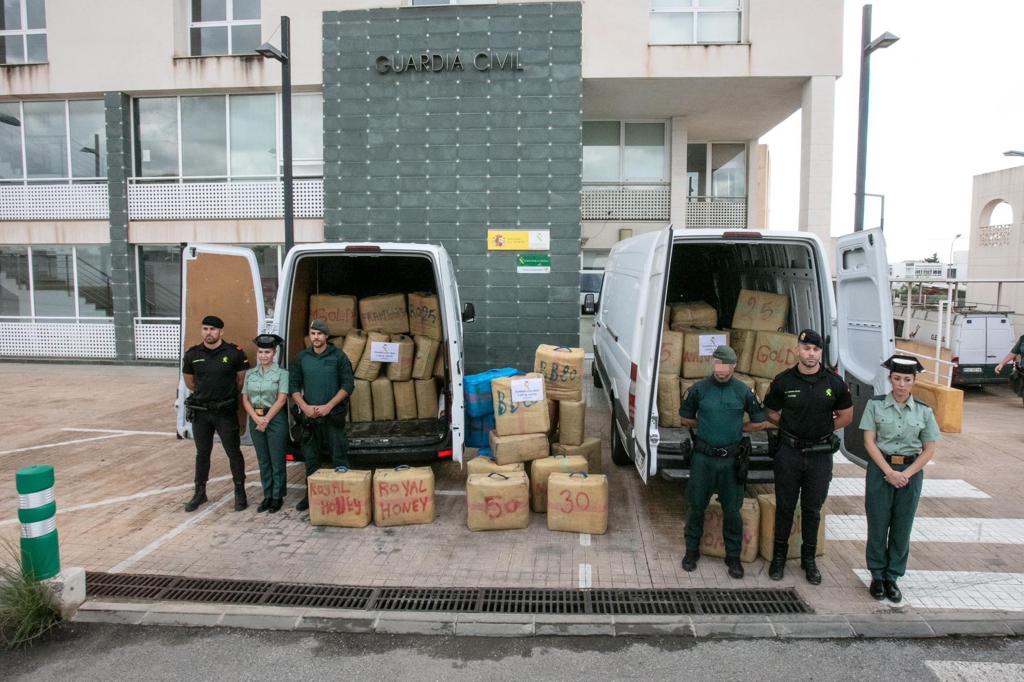 Incautados 4.300 kilos de hachís en un vehículo que circulaba por Ibiza