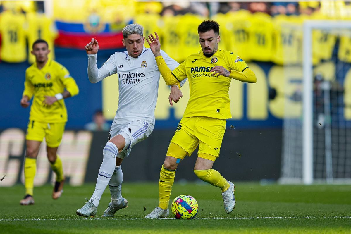 VILLARREAL, 07/01/2023.-El centrocampista del Villarreal Alex Baena (d) y el delantero del Real Madrid Federico Valverdedurante el partido de la jornada 16 de LaLiga Santander que el Villarreal y el Real Madrid disputan este sábado en el estadio de La Cerámica en Villarreal.- EFE / Biel Aliño