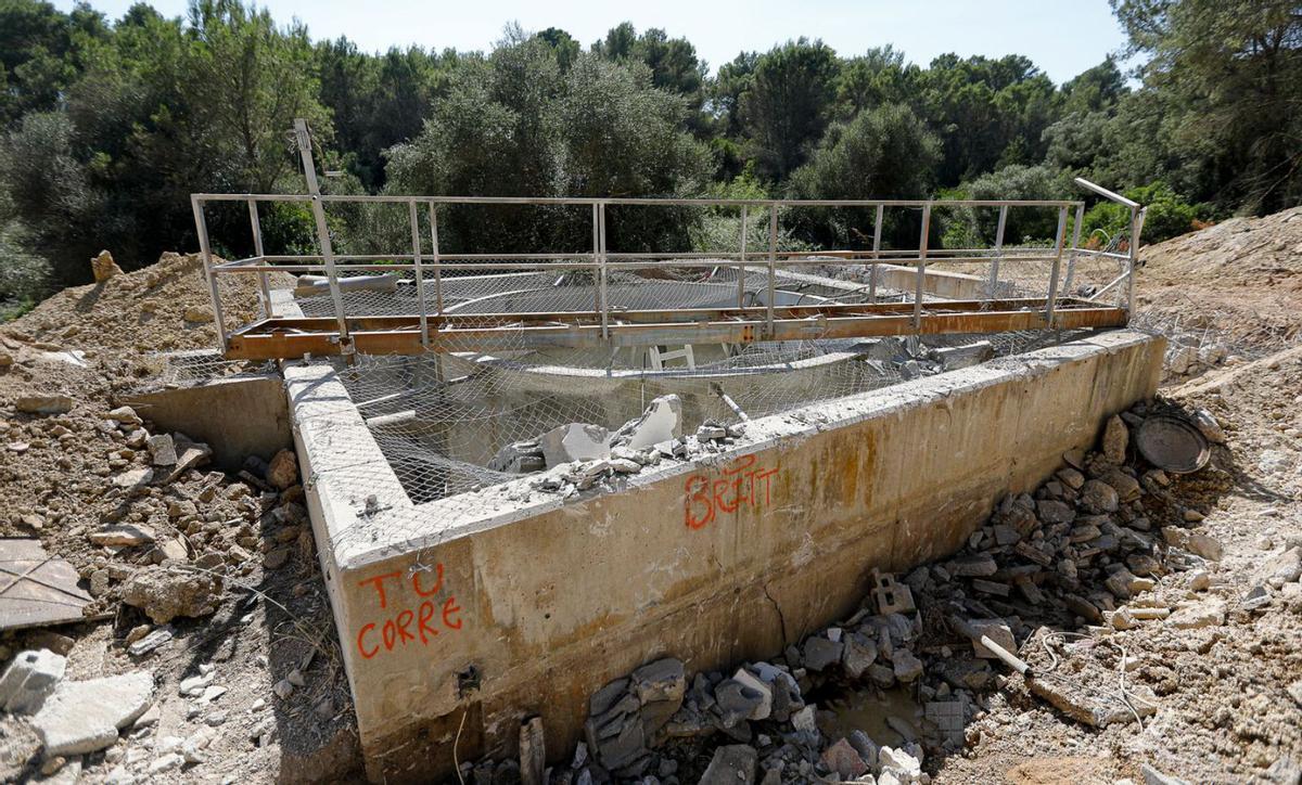 Imagen de los restos de la depuradora, que se encuentra en plena zona forestal. | TONI ESCOBAR