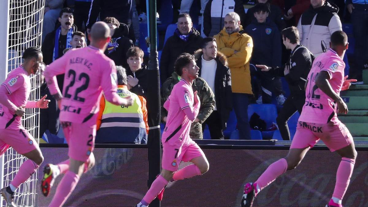 Javi Puado es toca el pit celebrant el gol que va donar els tres punts a l'Espanyol