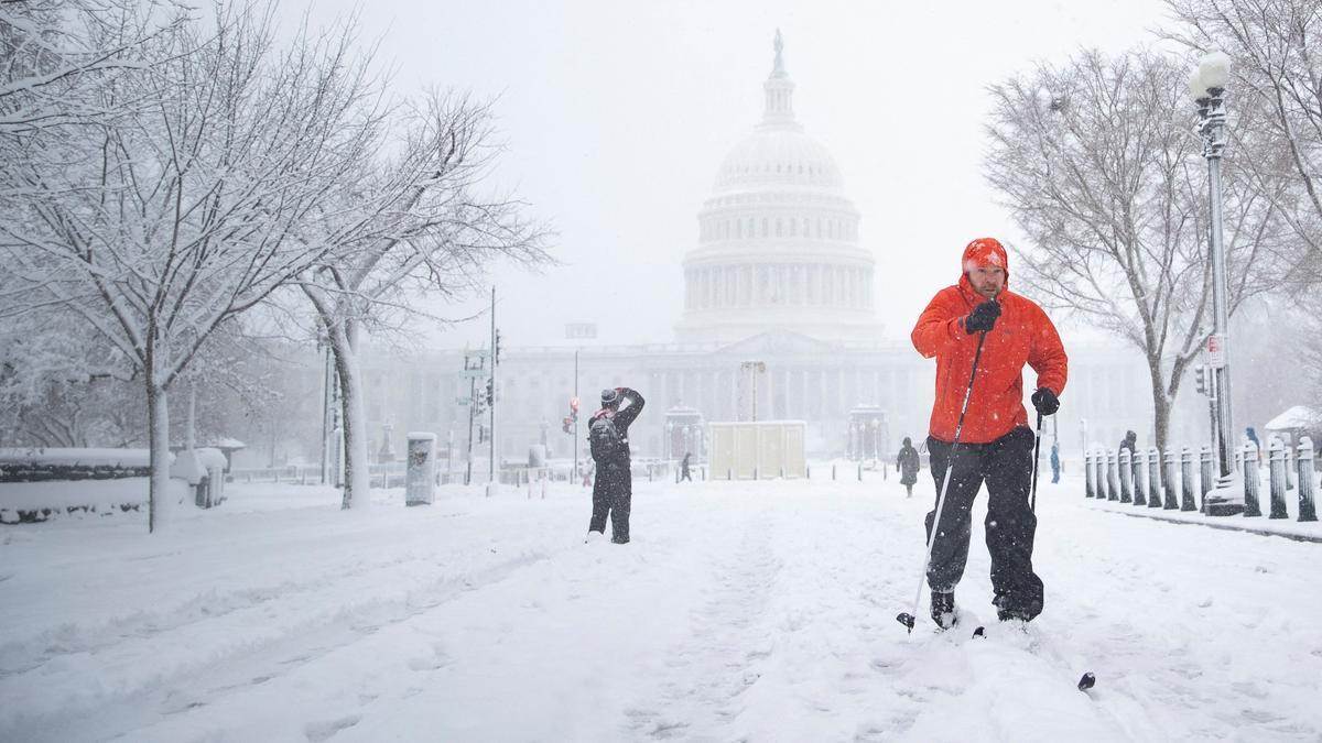 Un esquiador en los alrededores del Capitolio de EEUU, tras la última tormenta de nieve en la zona.