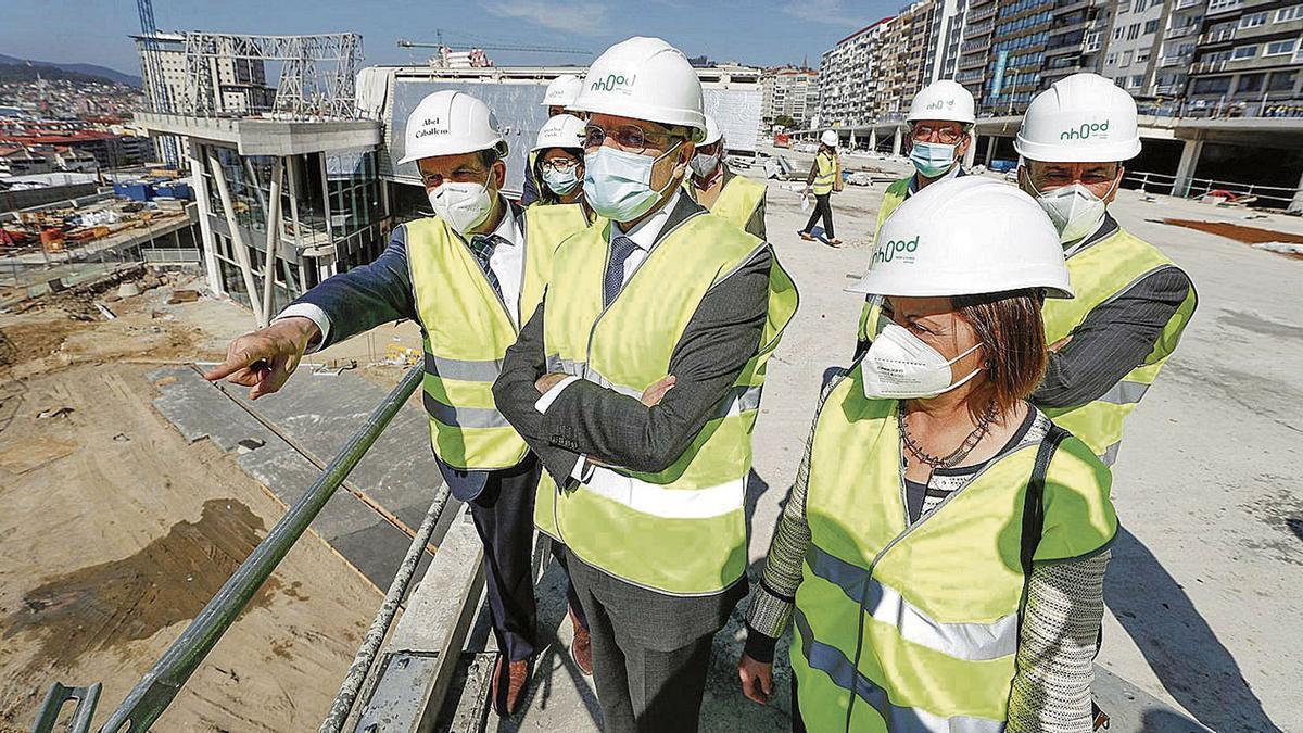 Ayer el presidente de Renfe, Isaías Táboas, visitó las obras acompañado por el alcalde Abel Caballero y las concejalas María José Caride y Elena Espinosa